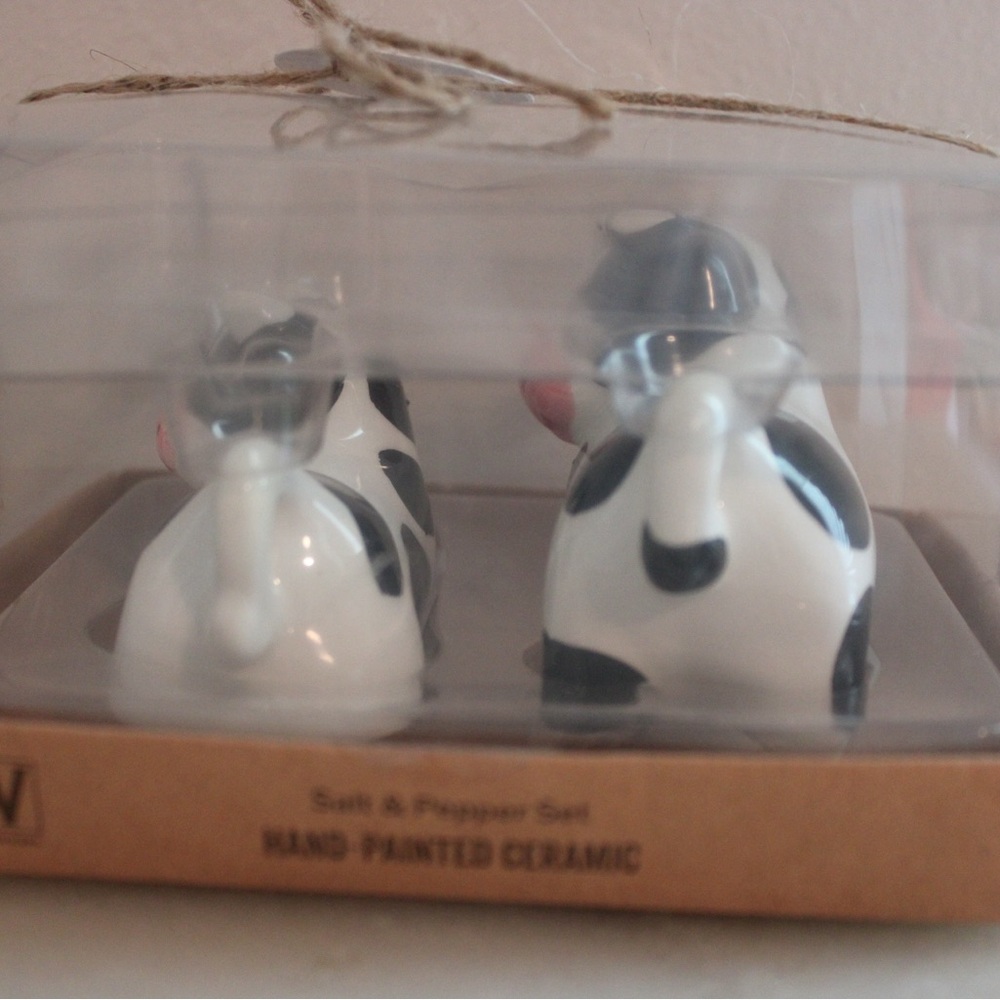 Cow Salt & Pepper Shakers Hand Painted Ceramic Fun Animal Kitchen - Picture 4 of 5